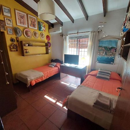 Casa Confortable - Parque Central - Estacionamiento, Patio, 3 Banos, 5 Habitaciones - La Cieneguita エクステリア 写真