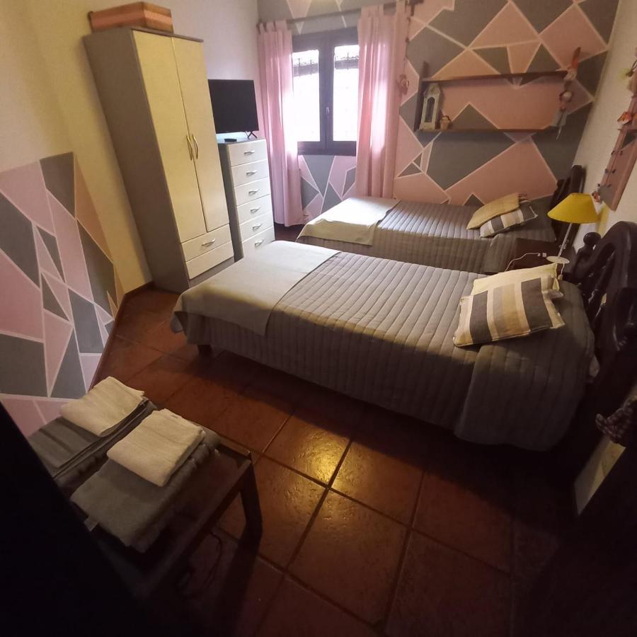 Casa Confortable - Parque Central - Estacionamiento, Patio, 3 Banos, 5 Habitaciones - La Cieneguita エクステリア 写真