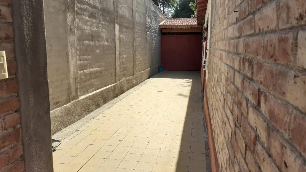 Casa Confortable - Parque Central - Estacionamiento, Patio, 3 Banos, 5 Habitaciones - La Cieneguita エクステリア 写真