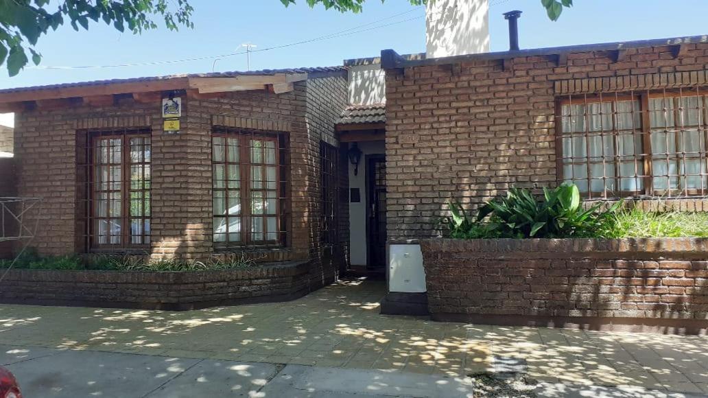 Casa Confortable - Parque Central - Estacionamiento, Patio, 3 Banos, 5 Habitaciones - La Cieneguita エクステリア 写真