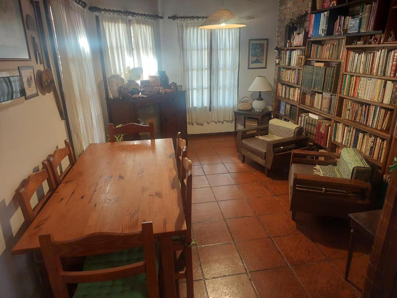 Casa Confortable - Parque Central - Estacionamiento, Patio, 3 Banos, 5 Habitaciones - La Cieneguita エクステリア 写真