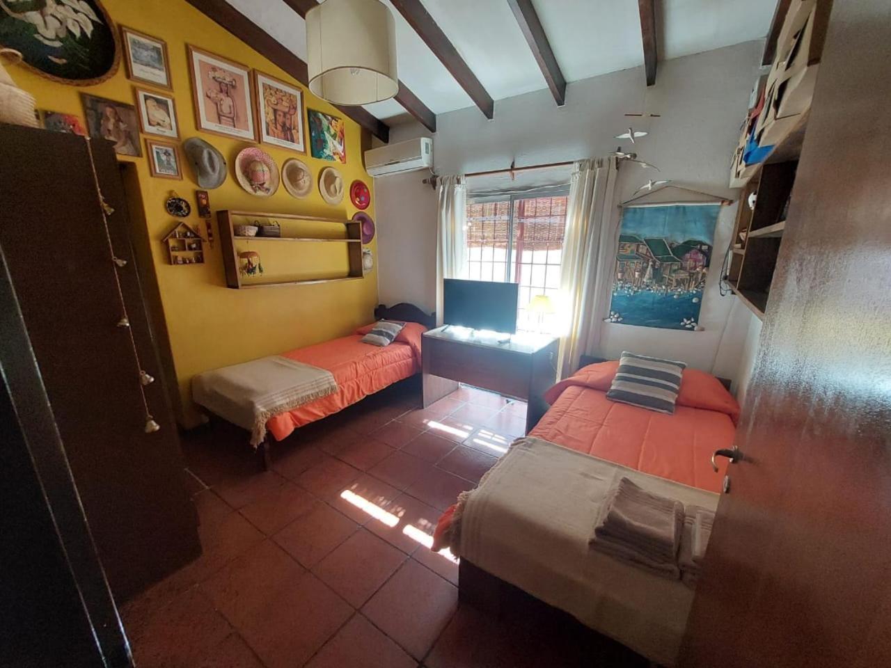 Casa Confortable - Parque Central - Estacionamiento, Patio, 3 Banos, 5 Habitaciones - La Cieneguita エクステリア 写真